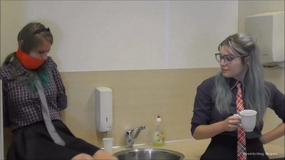 Ovisnik/vezan i zapušen usta/dama u nevolji